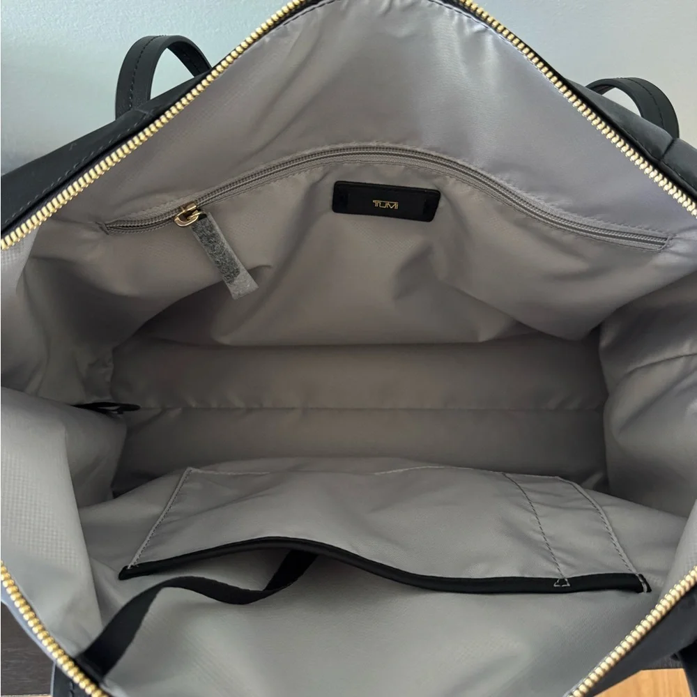 Tumi Voyageur Q Tote NWT - Picture 2 of 7